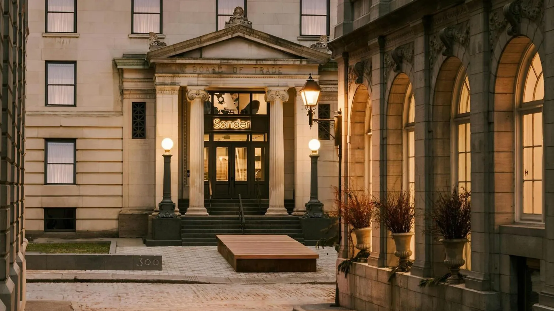 Sonder By Marriott Bonvoy Apollon Apartments Old Montreal 4*,